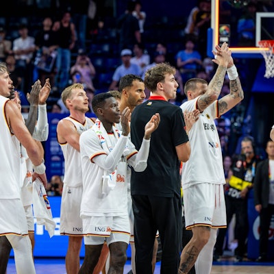 Die deutsche Basketball-Nationalmannschaft feiert mit dem Publikum nach dem Gruppensieg gegen Slowenien.