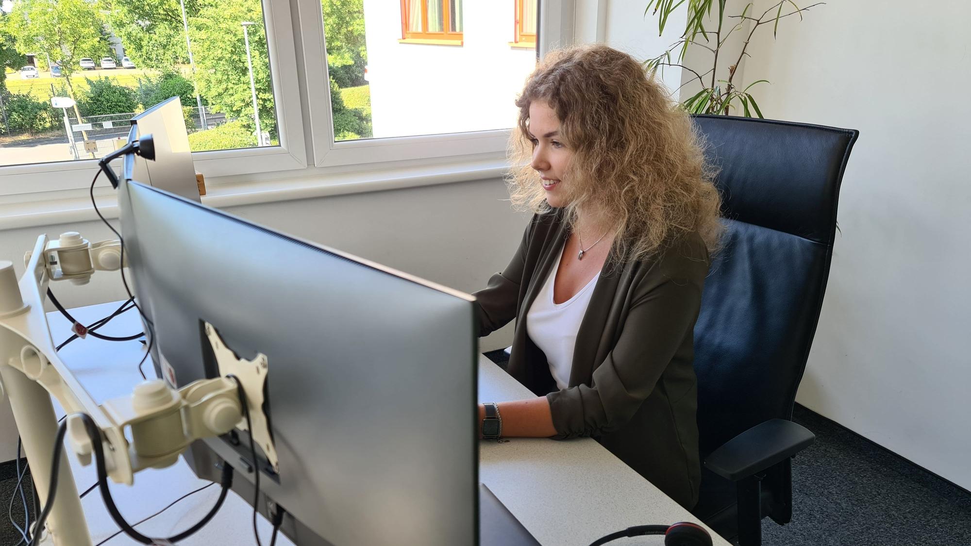 Eine Mitarbeiterin von Siewert & Kau arbeitet am Computer.