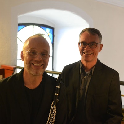 Die Brüder Christian und Daniel Wolf stehen in der evangelischen Kirche in Flamersheim.