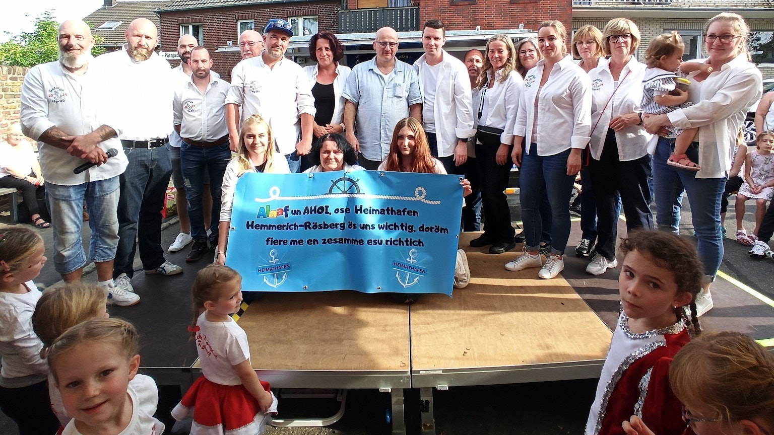 4. September 2023 Bornheim-Hemmerich/Rösberg. Renate Rickers (vorne Mitte) wird neue Prinzessin von Hemmerich-Rösberg in der Session 2023/2024. Mit im Bild ihr Ehemann Mario Rickers (links), das Gefolge, zu dem auch die beiden Töchter Jacqueline (vorne links) und Lena (vorne rechts) Rickers gehören. Foto: Frank Engel-Strebel