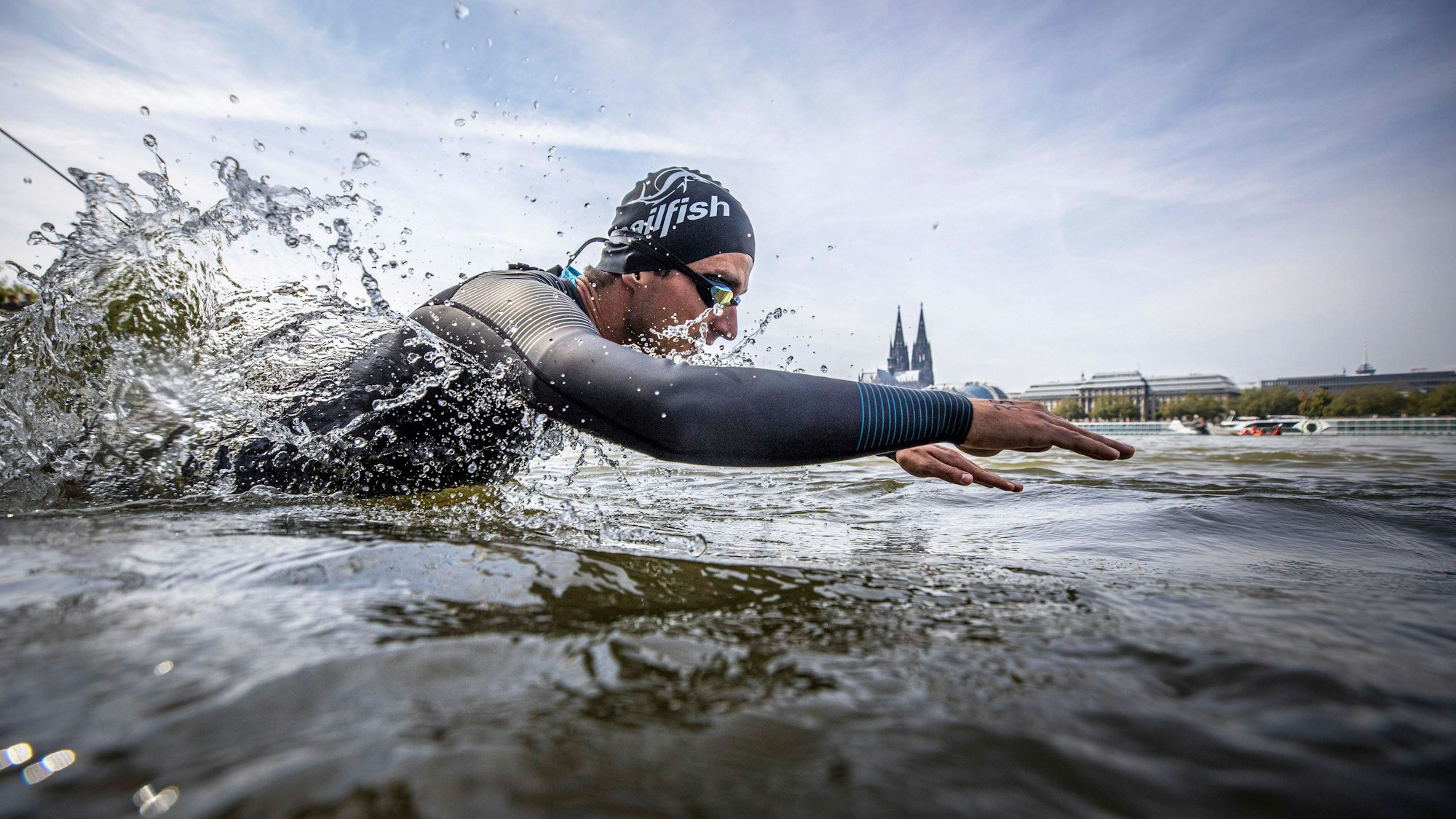 Das Rennen beginnt für alle Teilnehmer des City-Triathlons im Rhein.