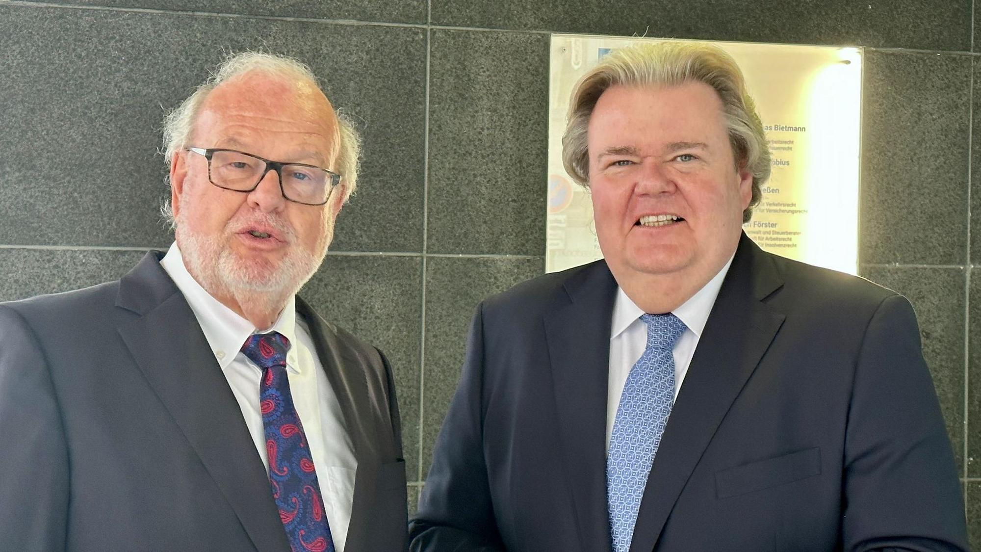 Das Foto zeigt Professor. Dr. Rolf Bietmann und Klaus Voussem.