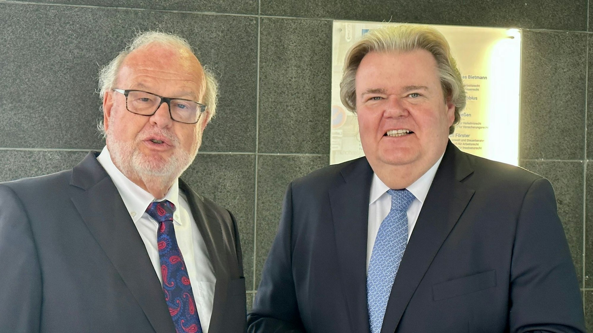 Das Foto zeigt Professor. Dr. Rolf Bietmann und Klaus Voussem.