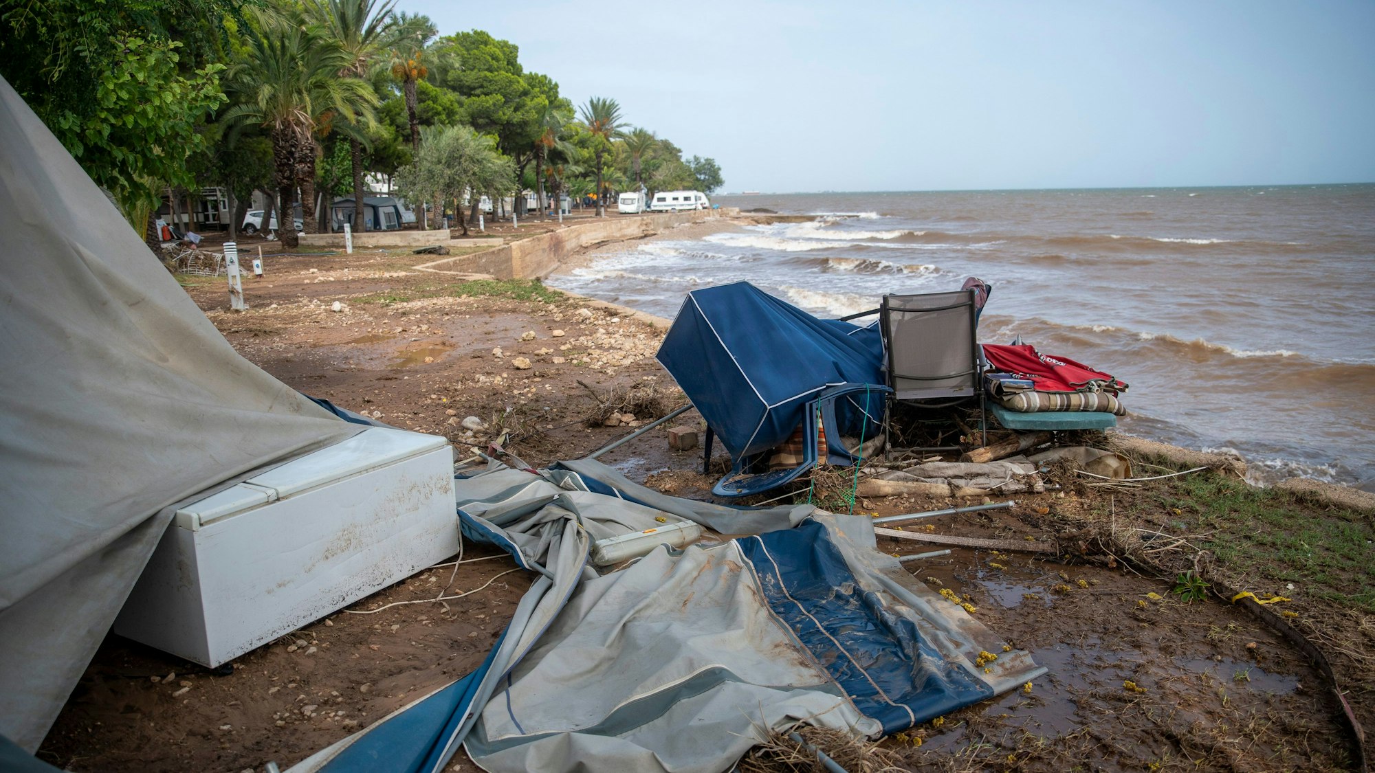 03.09.2023, Spanien, Tarragona, Katalonien: Der Campingplatzes Els Alfacs nach den starken Regenfällen. Wegen der schweren Unwetter in weiten Teilen Spaniens haben knapp 10 000 Menschen am Sonntag ihre Häuser und Wohnungen nicht verlassen dürfen. Foto: Lorena Sopêna/EUROPA PRESS/dpa +++ dpa-Bildfunk +++