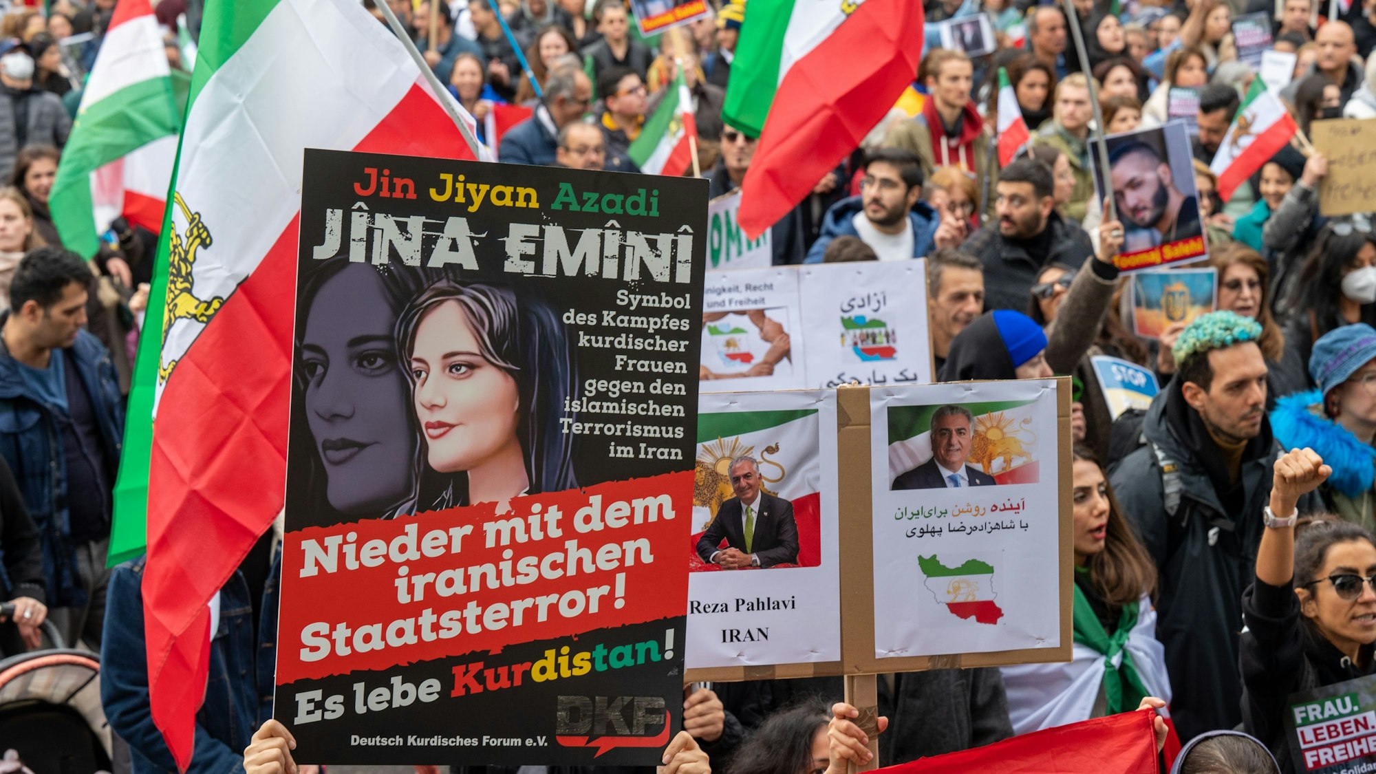 „March for Freedom“ Deutsch-Ukrainisch-Iranischen Demonstration. Gemeinsamer Freiheitsmarsch von Deutschen, UkrainerInnen und IranerInnen.