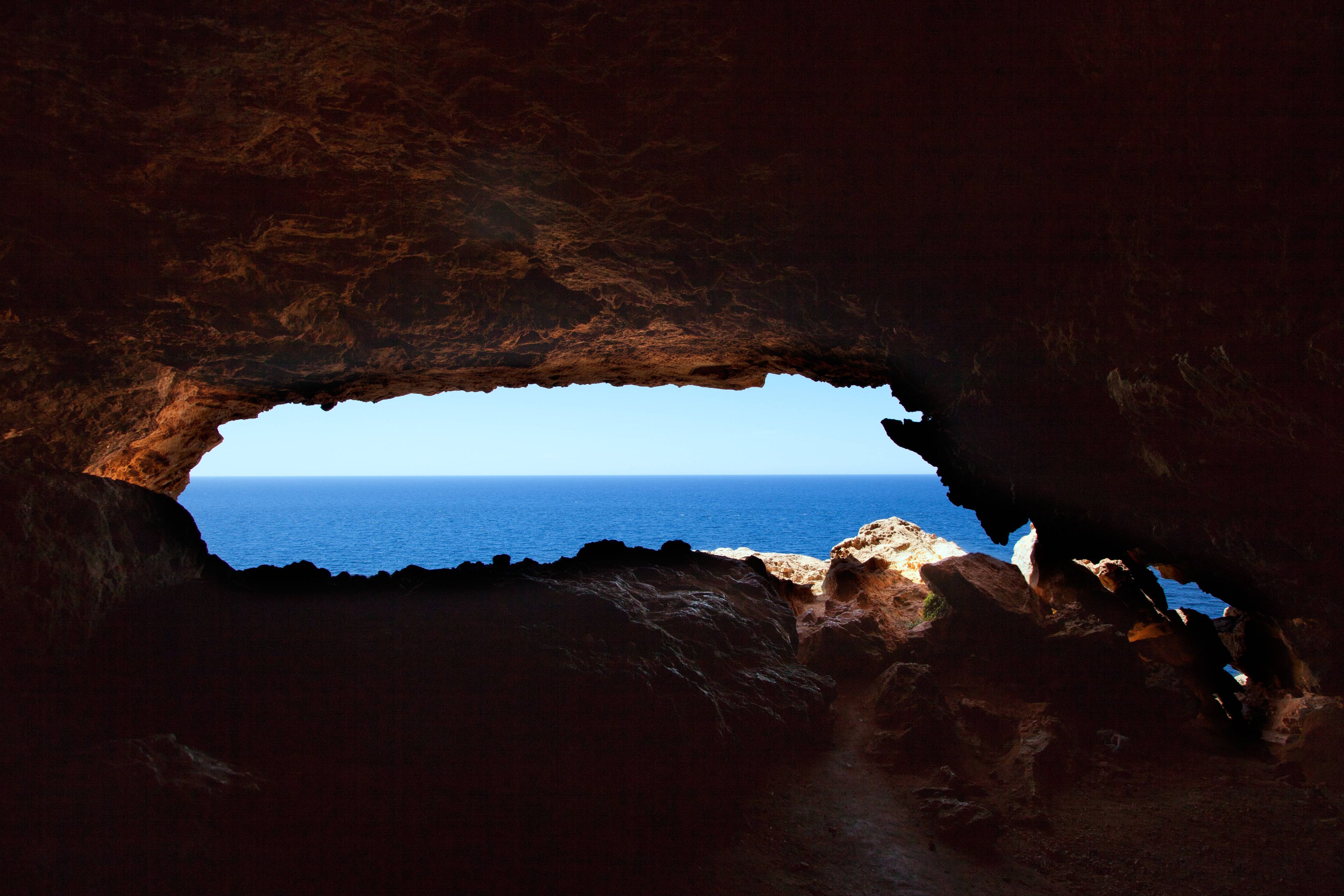Blick aus einer Höhle auf der spanischen Urlaubsinsel Formentera.