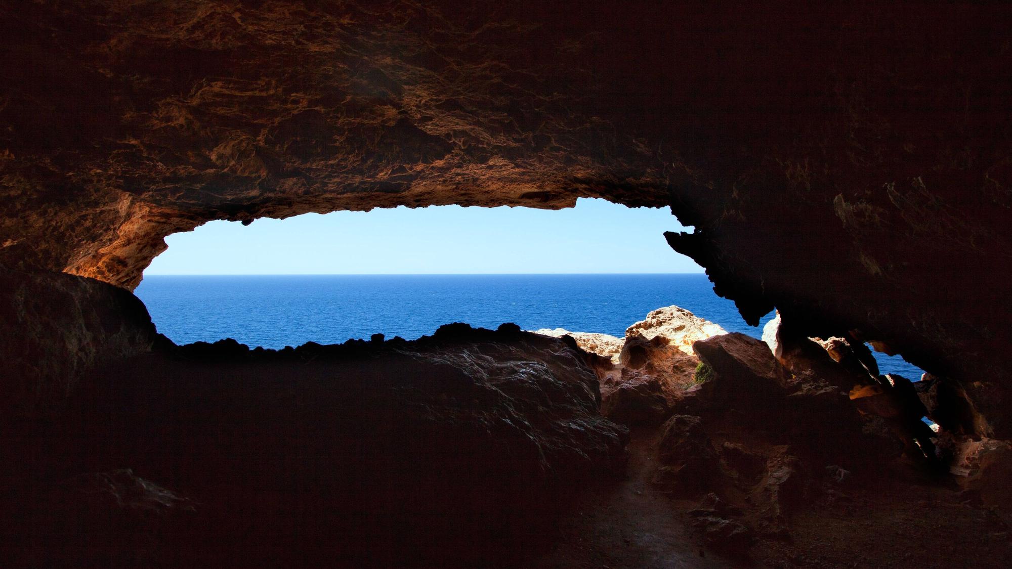Blick aus einer Höhle auf der spanischen Urlaubsinsel Formentera.