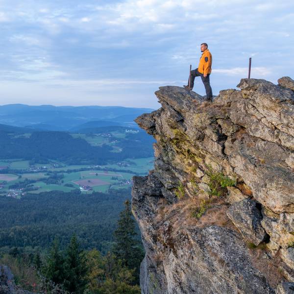 Ein Mann steht am Kaitersberg bei Bad Kötzing im Bayerischen Wald. Ein Bergsteiger ist an dem beliebten Wander- und Bergsteiger-Ziel abgestürzt und gestorben. (Symbolbild)