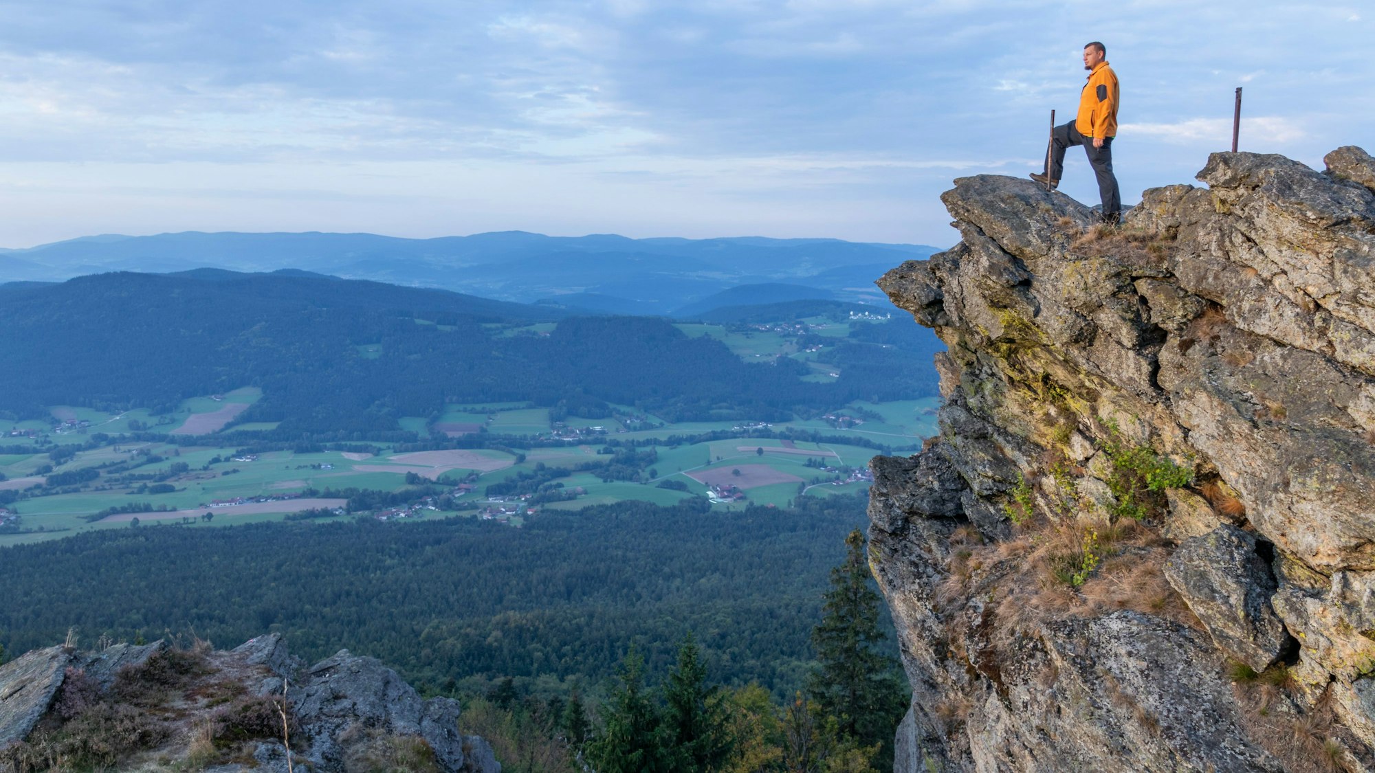 Ein Mann steht am Kaitersberg bei Bad Kötzing im Bayerischen Wald. Ein Bergsteiger ist an dem beliebten Wander- und Bergsteiger-Ziel abgestürzt und gestorben. (Symbolbild)