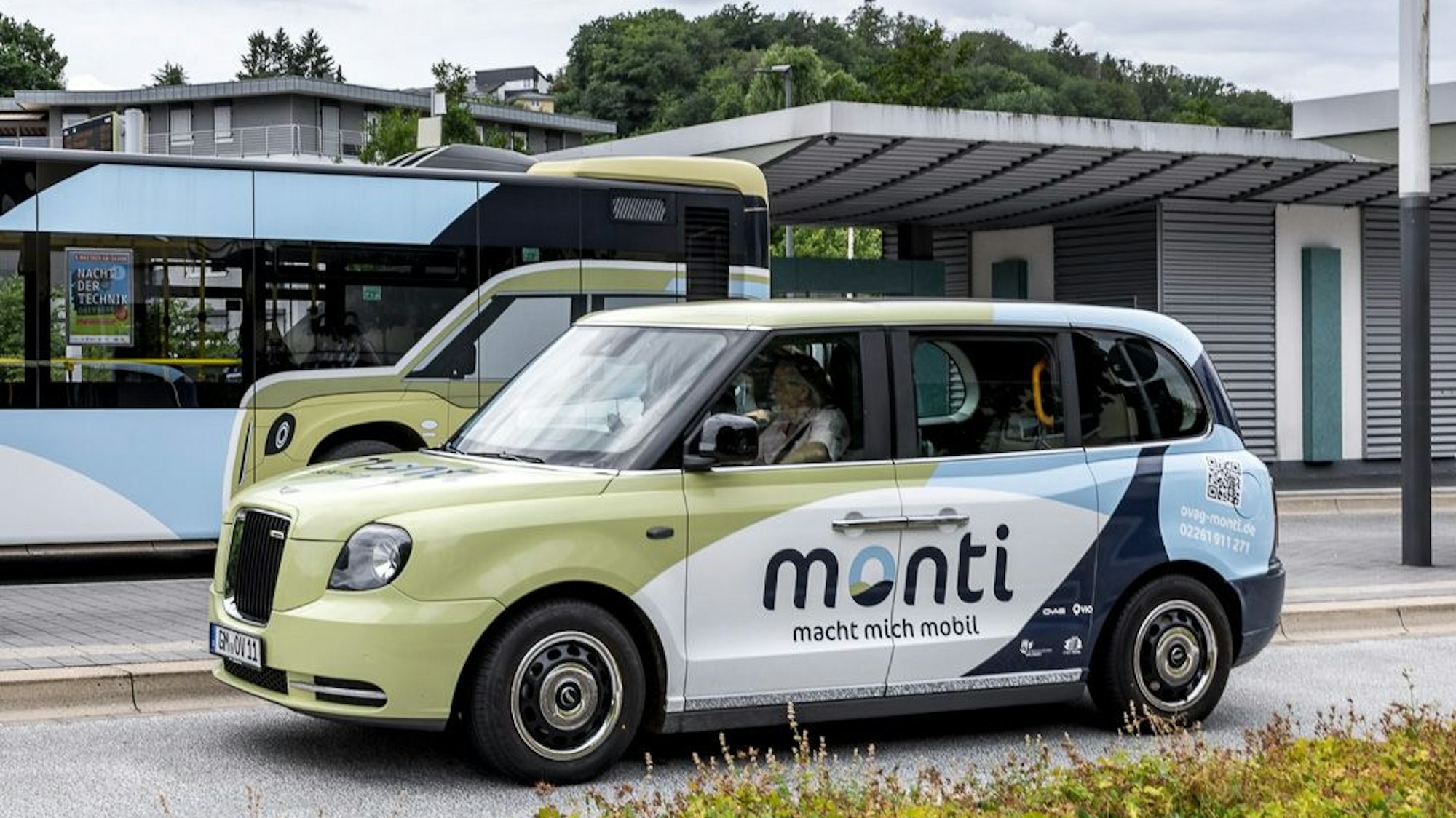 Zu sehen ist ein Auto im Stil eines Londoner Taxis am Wiehler Busbahnhof.