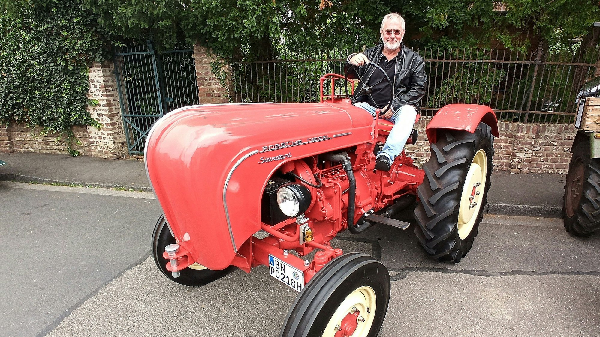 Heinz Dedich aus Bonn kam mit seinem restaurierten Porsche-Traktor, der zwischen 1957 und 1962 gebaut wurde, nach Hersel.