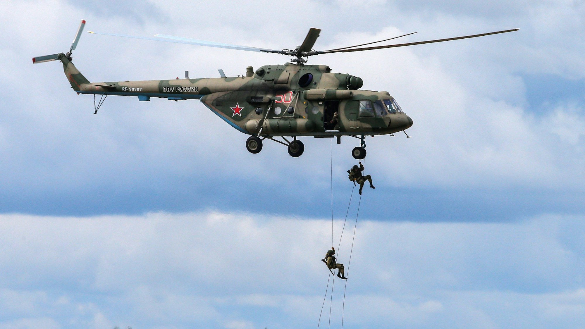 Russische Soldaten seilen sich aus einem Mi-8-Helikopter bei einer Übung ab. Mit einem solchen Hubschrauber gelang einem russischen Piloten ukrainischen Angaben zufolge die Flucht aus Russland. (Archivbild)