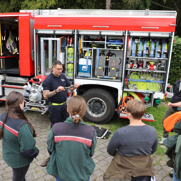 Bei Waldbränden kommt auch dieses Katastrophenschutzfahrzeug zum Einsatz, das die Feuerwehr Rösrath den angehenden Forstleuten vorführte.Feuer