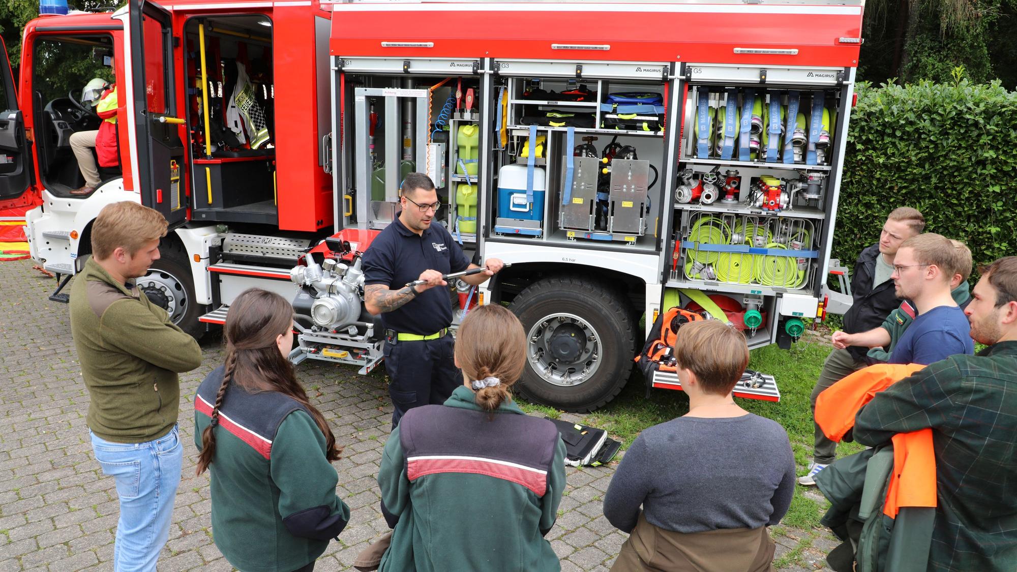 Bei Waldbränden kommt auch dieses Katastrophenschutzfahrzeug zum Einsatz, das die Feuerwehr Rösrath den angehenden Forstleuten vorführte.Feuer