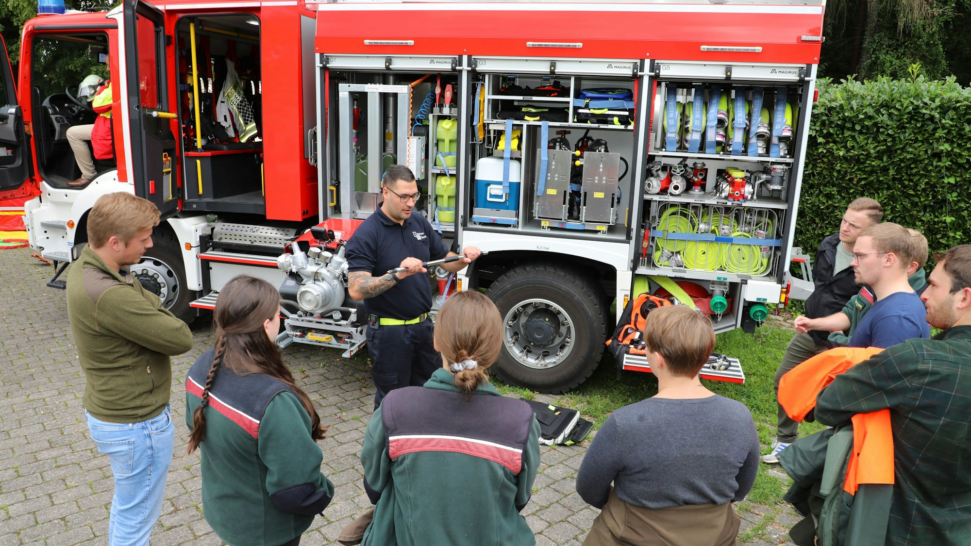 Bei Waldbränden kommt auch dieses Katastrophenschutzfahrzeug zum Einsatz, das die Feuerwehr Rösrath den angehenden Forstleuten vorführte.Feuer