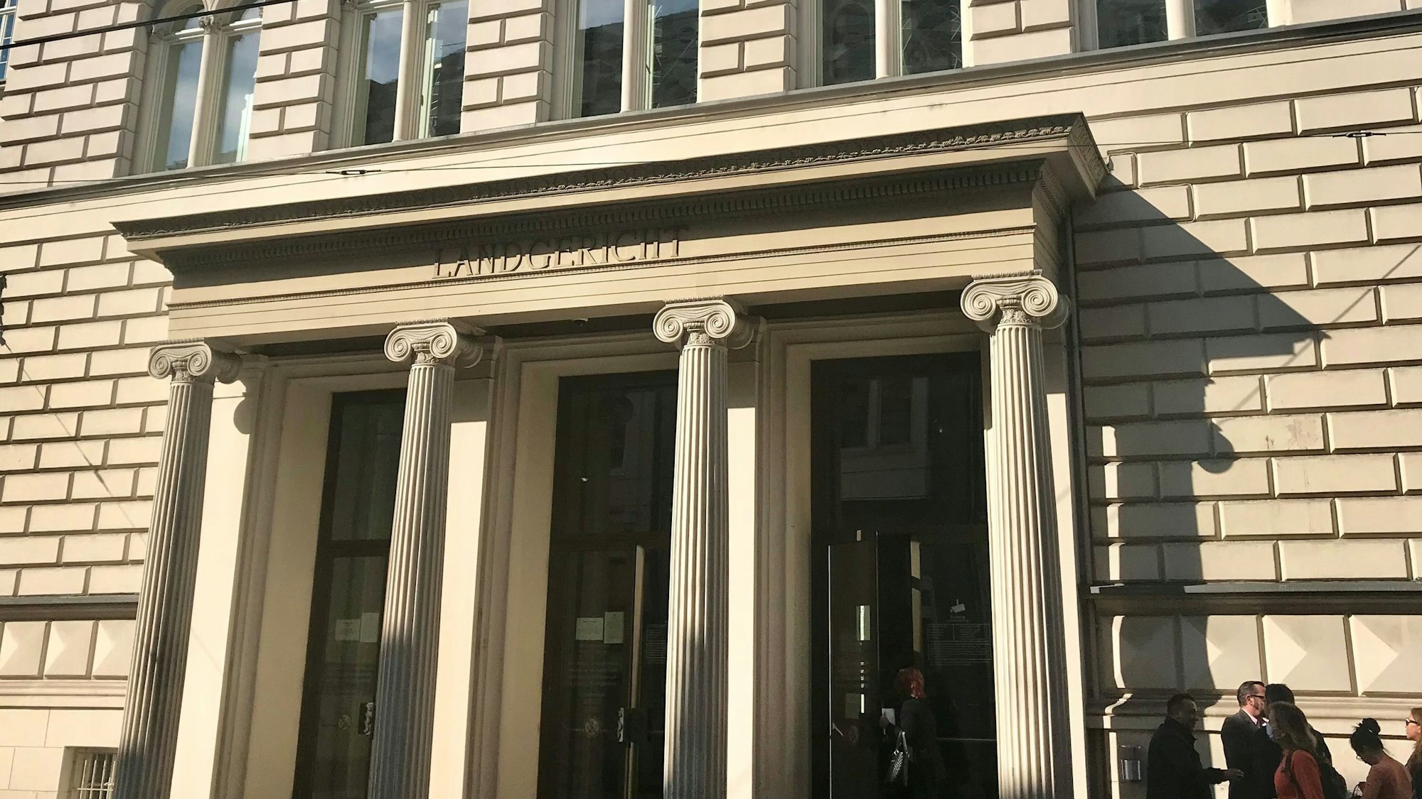 Der Eingang des Landgerichts Bonn, vor dem Säulen stehen.