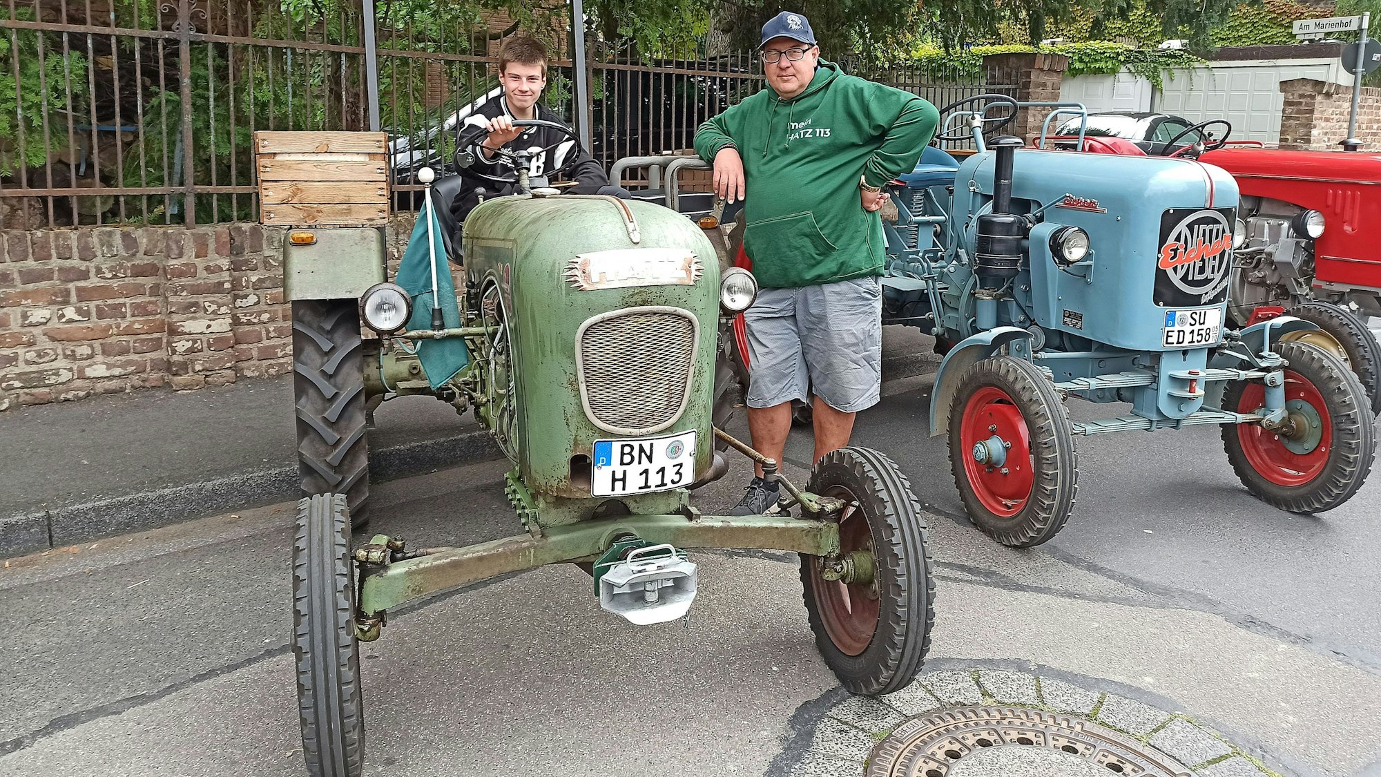 Eine echte Rarität präsentierten Alexander Tiedtke und sein Sohn Jan mit ihrem Traktor der Marke Hatz, Baujahr 1962.