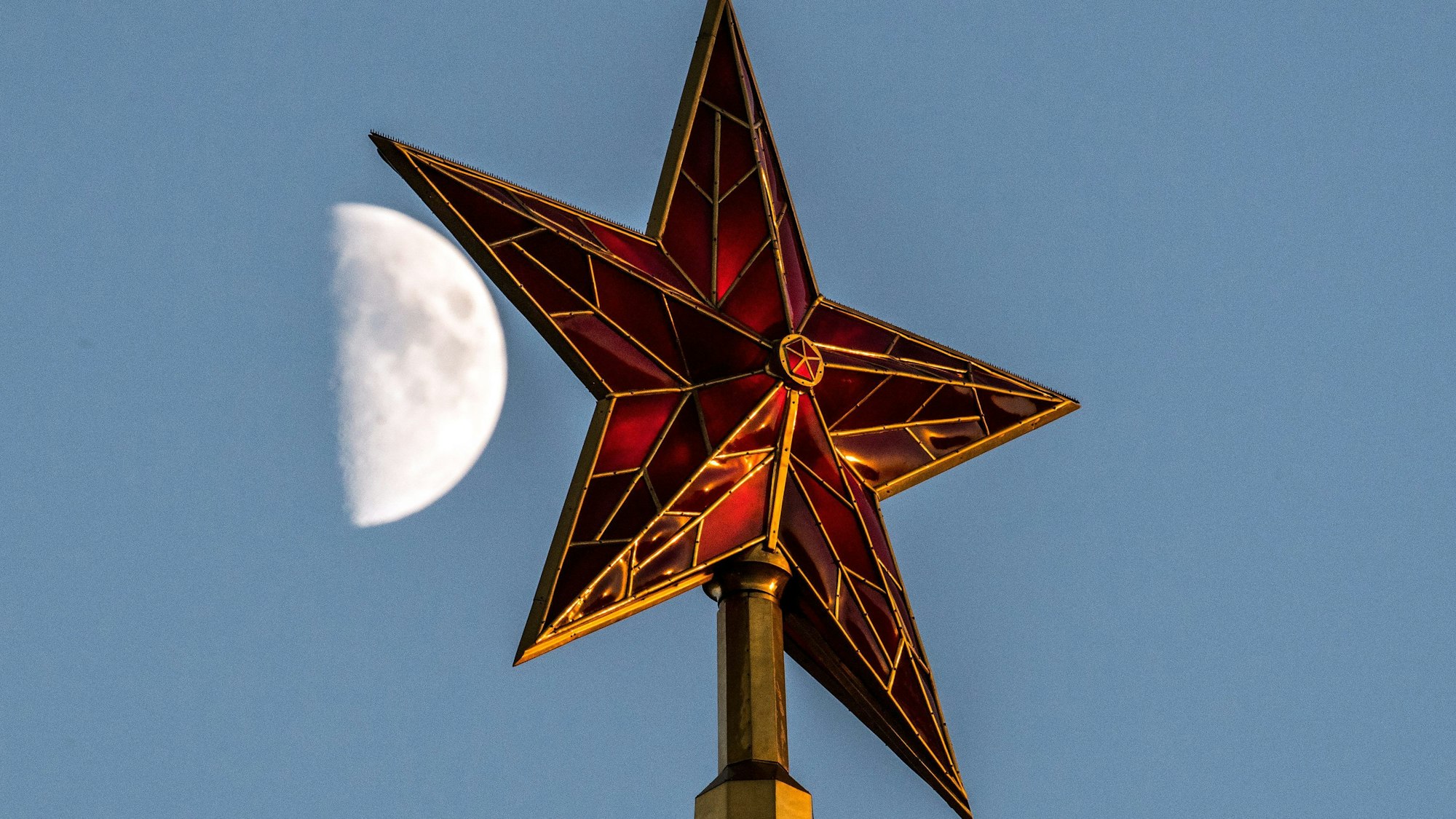 Hinter dem Roten Stern auf dem Turm des Kreml steht der Mond, auf dem die russische Raumsonde „Luna 25“ abgestürzt ist. (Symbolbild)