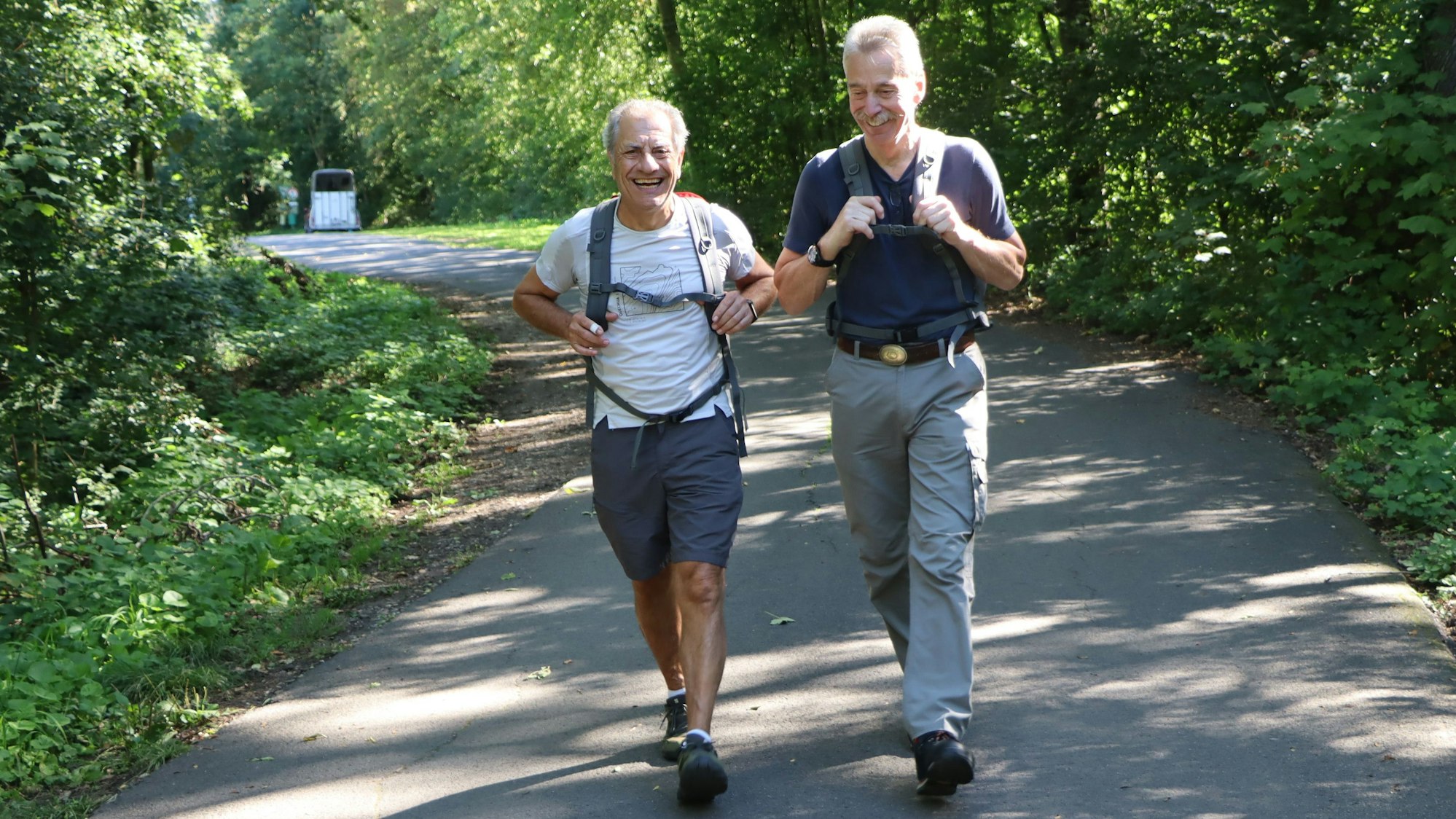 Das Foto zeigt Gerhard Baumerich und Giuseppe Palmisano aus Brühl auf der Wassersportallee. Ihnen sind dort noch keine Reptilien begegnet.