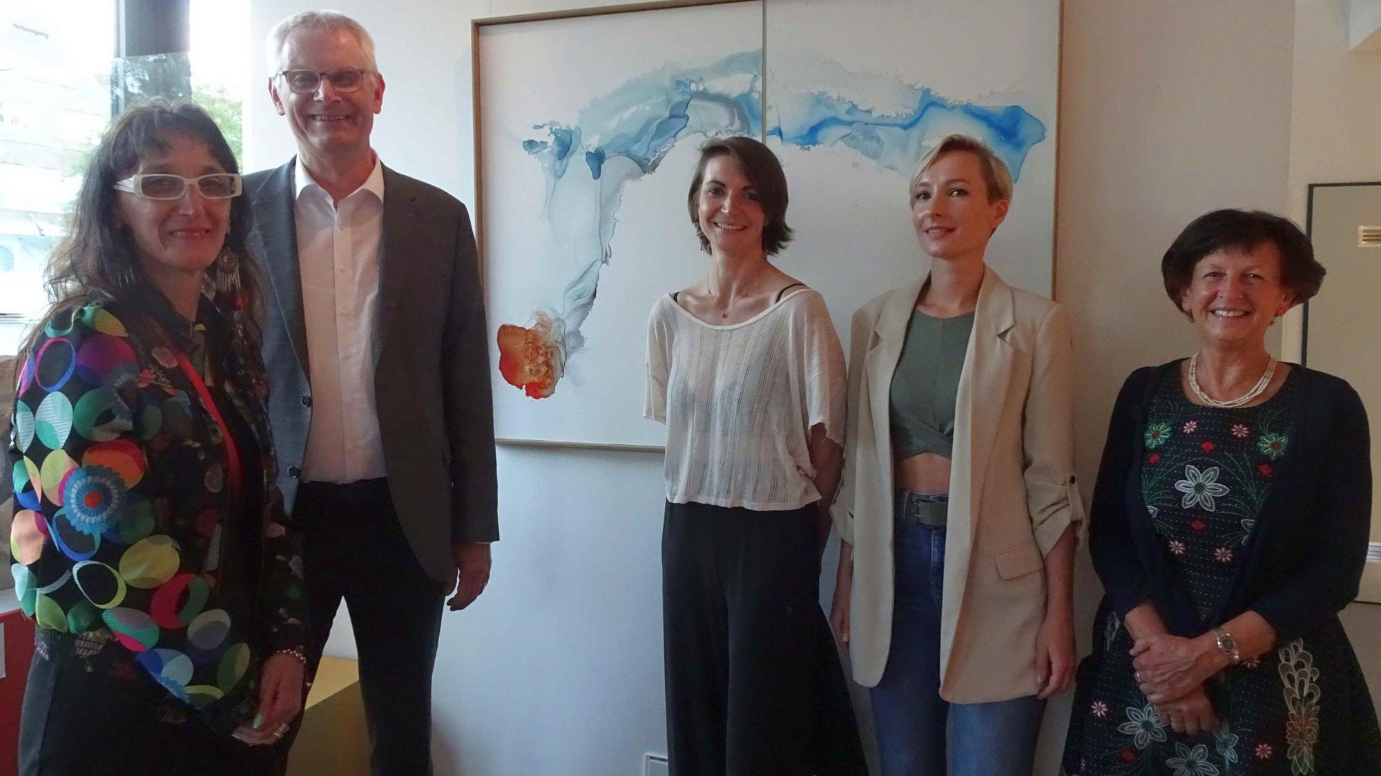 Vernissage Ausstellung Ars et Aqua/ Kunst und Wasser. Enthüllung des Siegerbildes "Elegien des Wassers", Tusche auf Papier (im Hintergrund) durch und mit Bürgermeister Ludger Banken und Vize-Landrätin Notburga Kunert (rechts) im Beisein der drei erstplatzierten Künstler, von links: Irena Paskali (3. Preis), Sophia Kirst (1. Preis: Elegien des Wassers) und Tatjana Turova (2. Preis)
