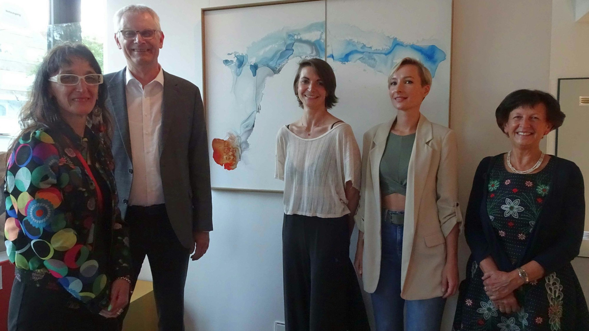 Vernissage Ausstellung Ars et Aqua/ Kunst und Wasser. Enthüllung des Siegerbildes "Elegien des Wassers", Tusche auf Papier (im Hintergrund) durch und mit Bürgermeister Ludger Banken und Vize-Landrätin Notburga Kunert (rechts) im Beisein der drei erstplatzierten Künstler, von links: Irena Paskali (3. Preis), Sophia Kirst (1. Preis: Elegien des Wassers) und Tatjana Turova (2. Preis)