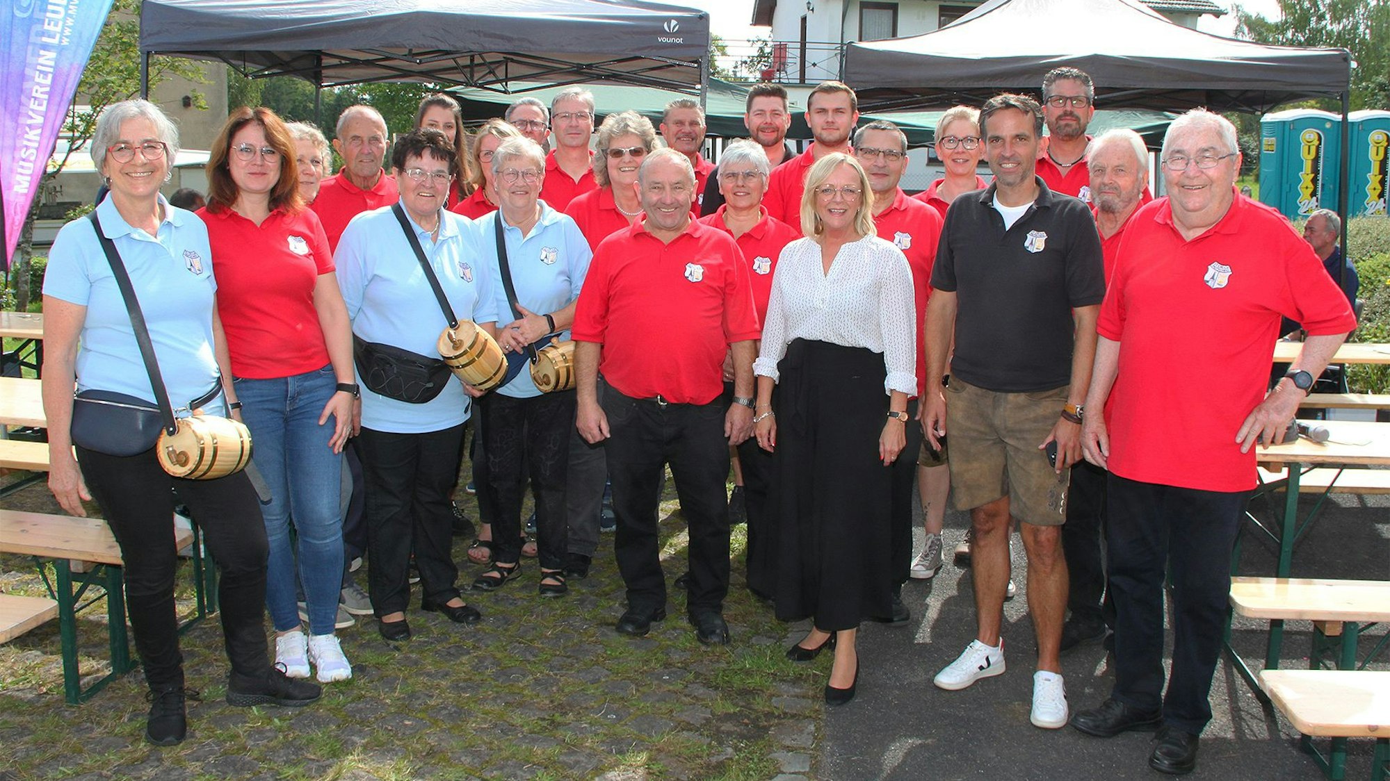 Eine Gruppe Menschen, die Jubilare und Gründer des Blasorchester Mutscheid, stehen mit Bürgermeisterin Sabine Preiser-Marian (vorne, 3.v.r.) zusammen.