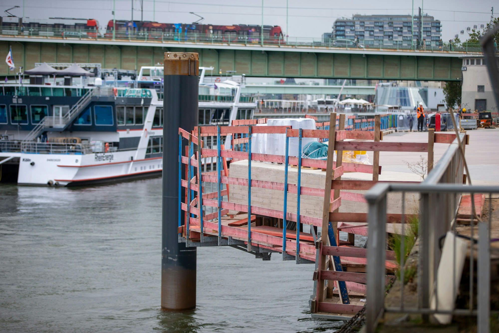 Die Kragplatte ragt wie ein Balkon fünf Meter über die Kaimauer hinaus.