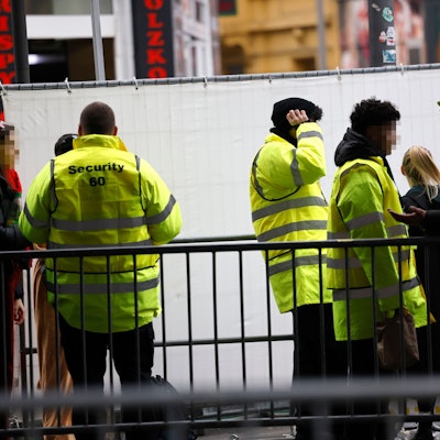 Sicherheitspersonal an einer Einlasskontrolle beim Straßenkarneval im Zülpicher Viertel im Februar 2022.