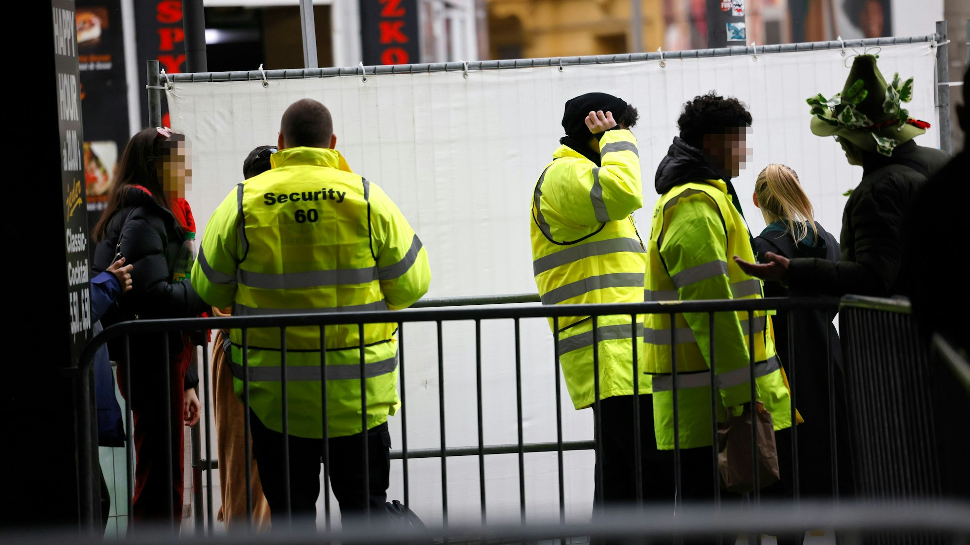 Sicherheitspersonal an einer Einlasskontrolle beim Straßenkarneval im Zülpicher Viertel im Februar 2022.