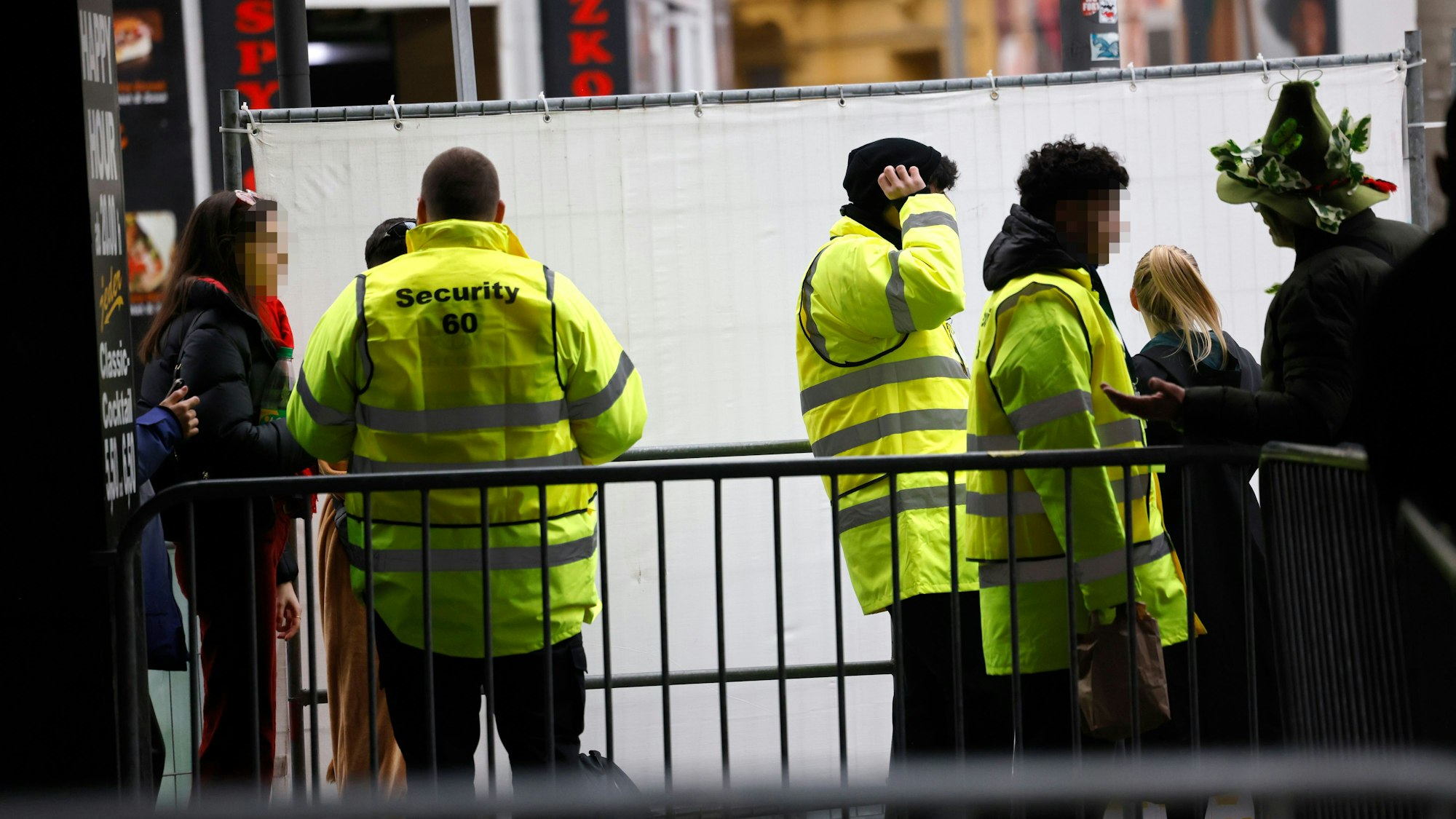 Sicherheitspersonal an einer Einlasskontrolle beim Straßenkarneval im Zülpicher Viertel im Februar 2022.