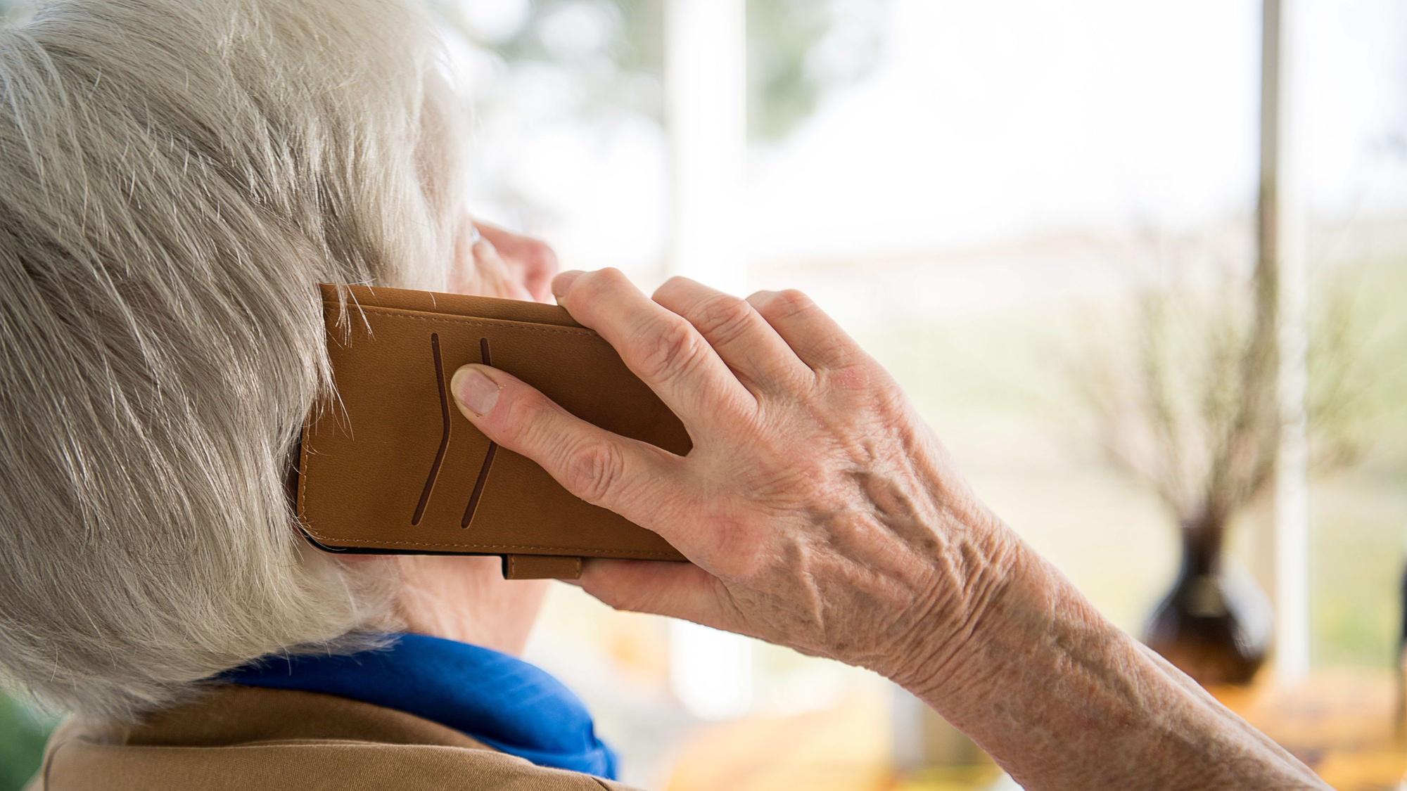 ARCHIV - 06.03.2018, Baden-Württemberg, Mühlacker: Eine Seniorin telefoniert mit ihrem Smartphone.