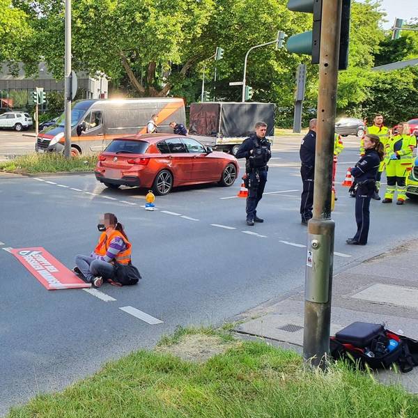 Straßenblockade durch Aktivistinnen und Aktivisten der "Letzte Generation" am 13. Juni 2022 in Köln an der Inneren Kanalstraße auf der Höhe Gleisdreieck.