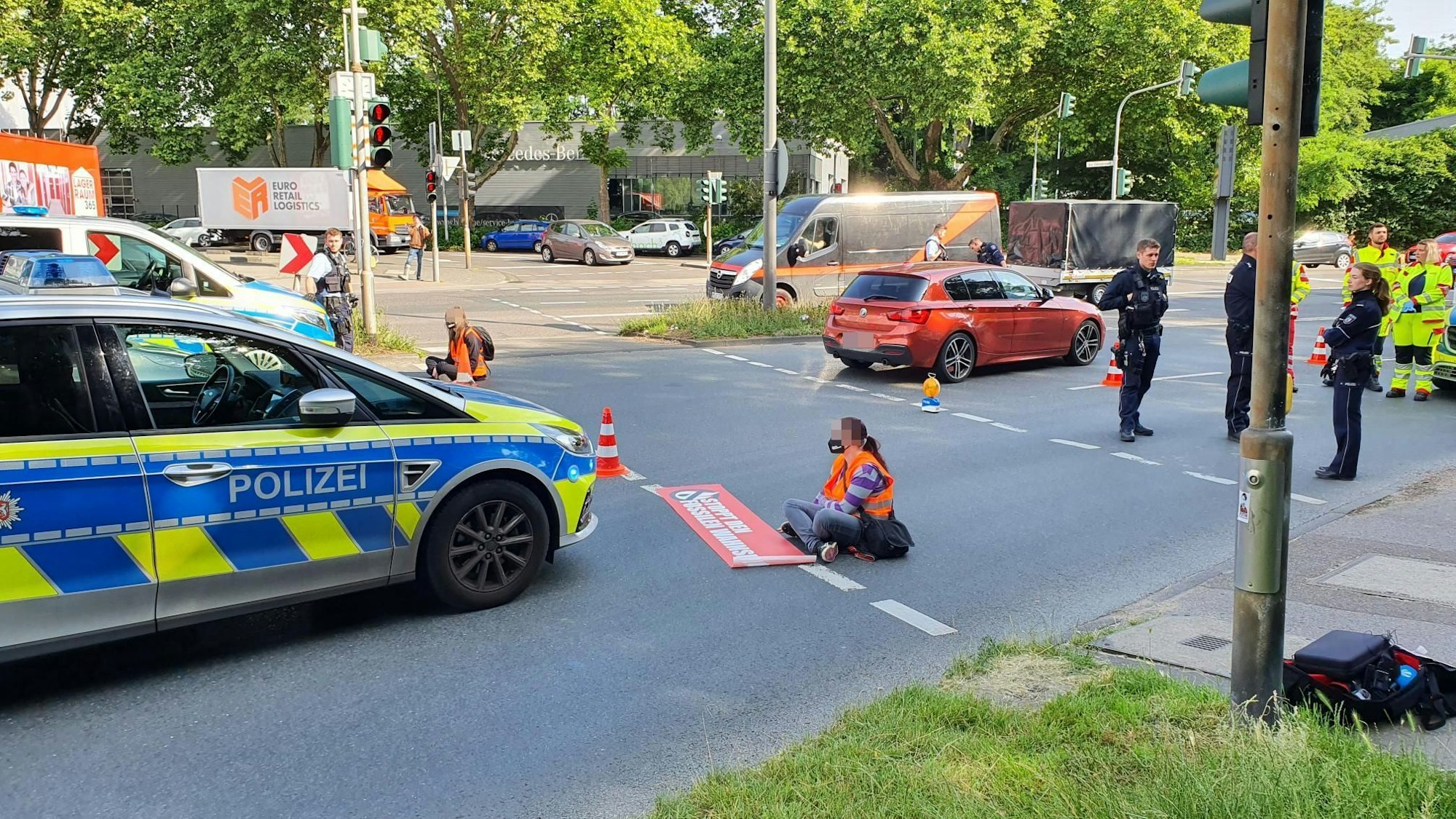Straßenblockade durch Aktivistinnen und Aktivisten der "Letzte Generation" am 13. Juni 2022 in Köln an der Inneren Kanalstraße auf der Höhe Gleisdreieck.