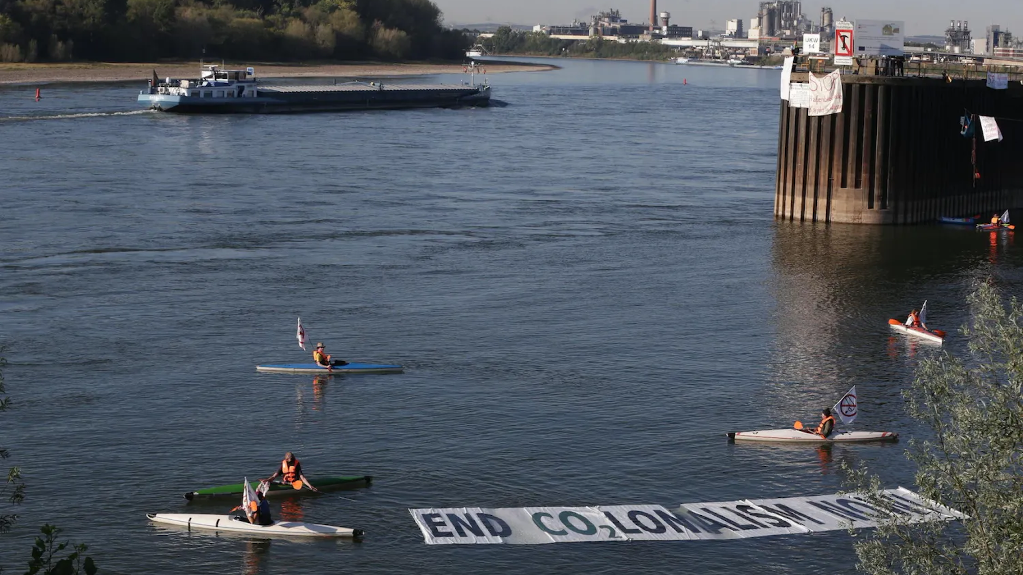 Auf dem Foto sind Kajakfahrerinnen und -fahrer zu sehen, die den Godorfer Hafen blockieren.