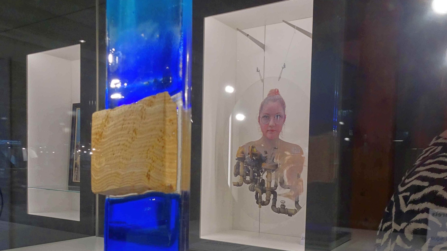 Ausstellung „Kunst und Wasser“. Der Publikumspreis (Fotos) ist eine Glaststele von der Rheinbacher Glaskünstlerin Helga Feuser-Strasdas und wird gerade ausgelobt, jeder Besucher kann sich beteiligen und einen Stimmzettel abgeben. Die Abstimmung läuft bis 31. Oktober.