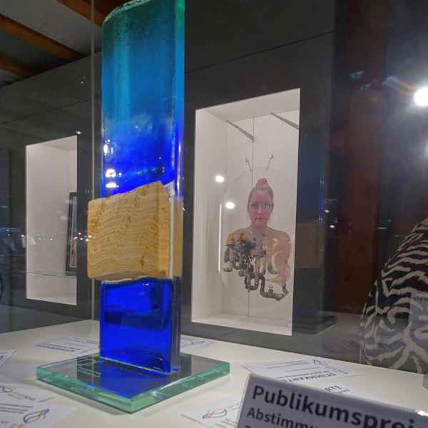 Ausstellung „Kunst und Wasser“. Der Publikumspreis (Fotos) ist eine Glaststele von der Rheinbacher Glaskünstlerin Helga Feuser-Strasdas und wird gerade ausgelobt, jeder Besucher kann sich beteiligen und einen Stimmzettel abgeben. Die Abstimmung läuft bis 31. Oktober.