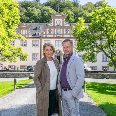 Die Schauspielerin Mariele
Millowitsch und ihr Filmpartner Hinnerk Schönemann stehen vor Schloss Ehreshoven.