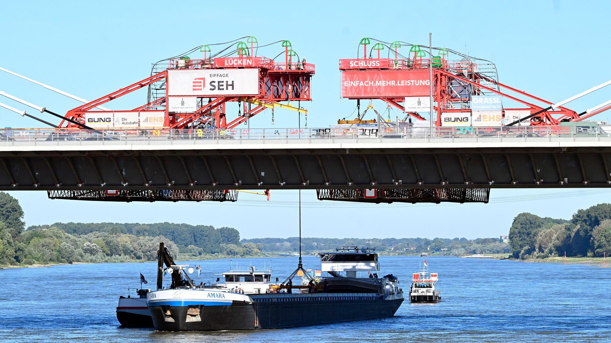Letztes Bauteil zur "Brückenhochzeit" an den Neubau der Leverkusener Rheinbrücke.