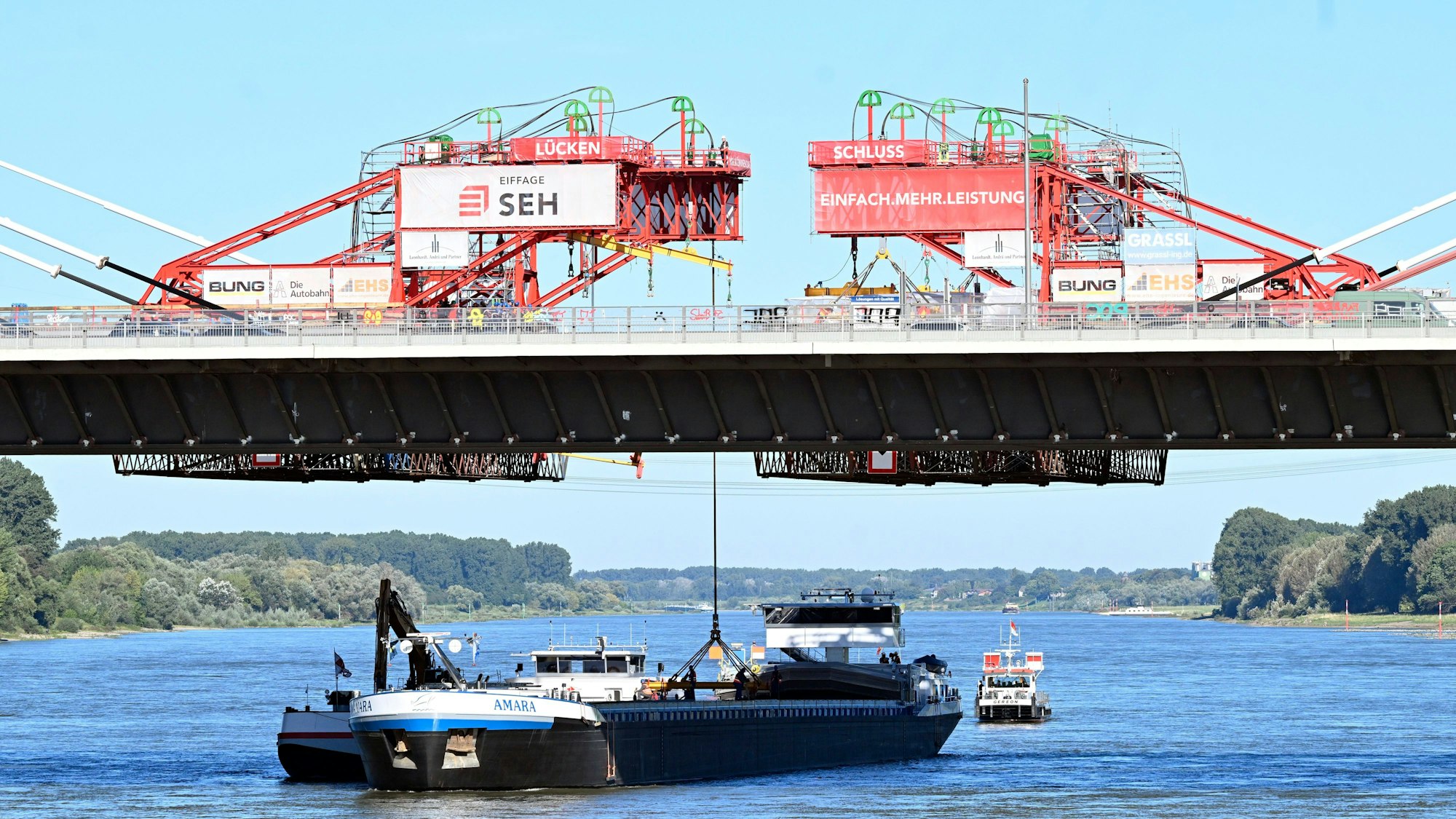 Letztes Bauteil zur "Brückenhochzeit" an den Neubau der Leverkusener Rheinbrücke.