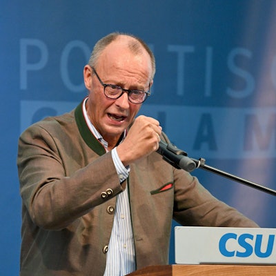 Friedrich Merz, Bundesvorsitzender der CDU, spricht beim „Politischen Frühschoppen Gillamoos“ auf der Bühne. An seinem Auftritt gibt es nun scharfe Kritik.