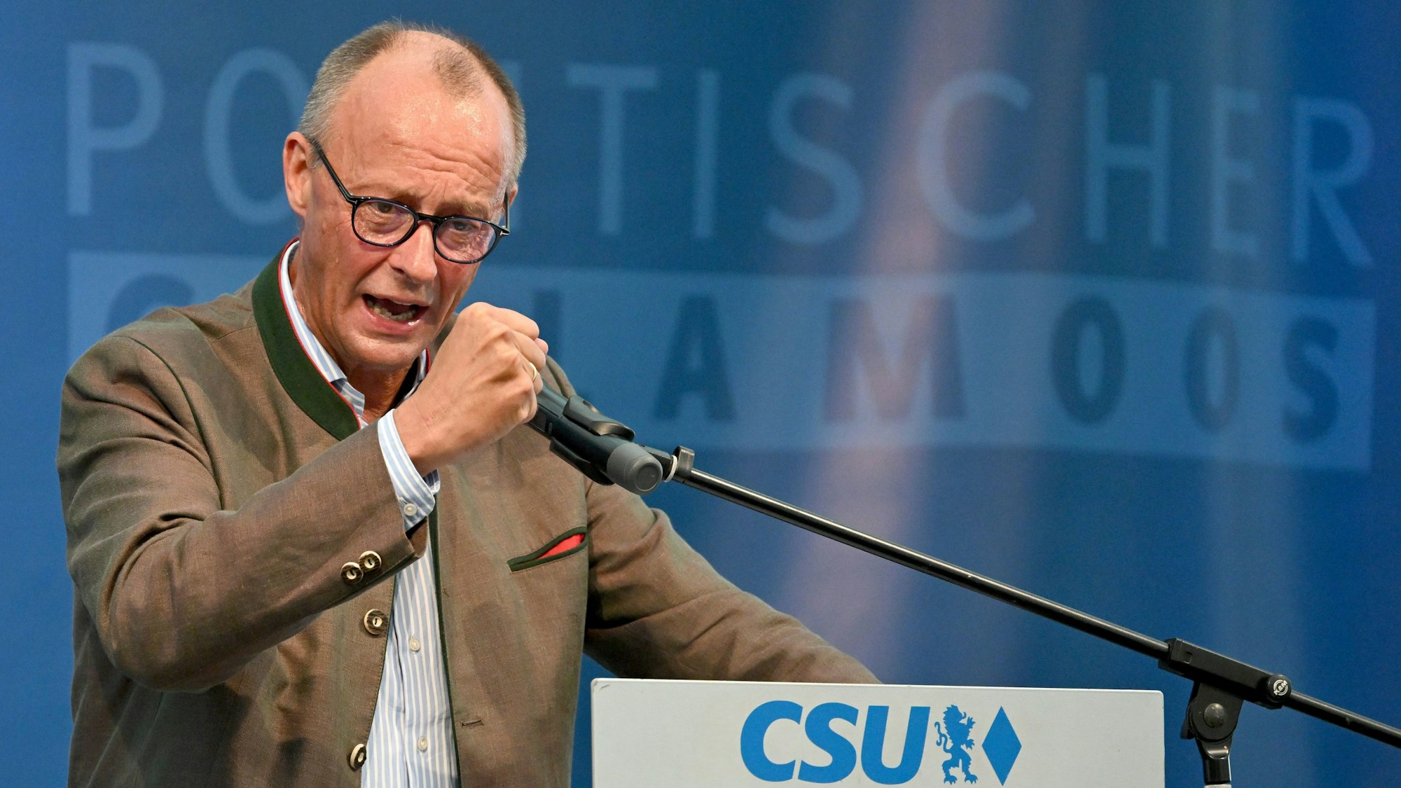 Friedrich Merz, Bundesvorsitzender der CDU, spricht beim „Politischen Frühschoppen Gillamoos“ auf der Bühne. An seinem Auftritt gibt es nun scharfe Kritik.