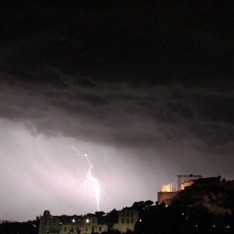 Ein Blitz schlägt in der Nähe der Akropolis, dem Wahrzeichen Athens, ein. In Teilen Griechenlands wird tagelanger Starkregen erwartet. Dies könnte katastrophale Folgen für die Menschen dort haben. (Symbolbild)
