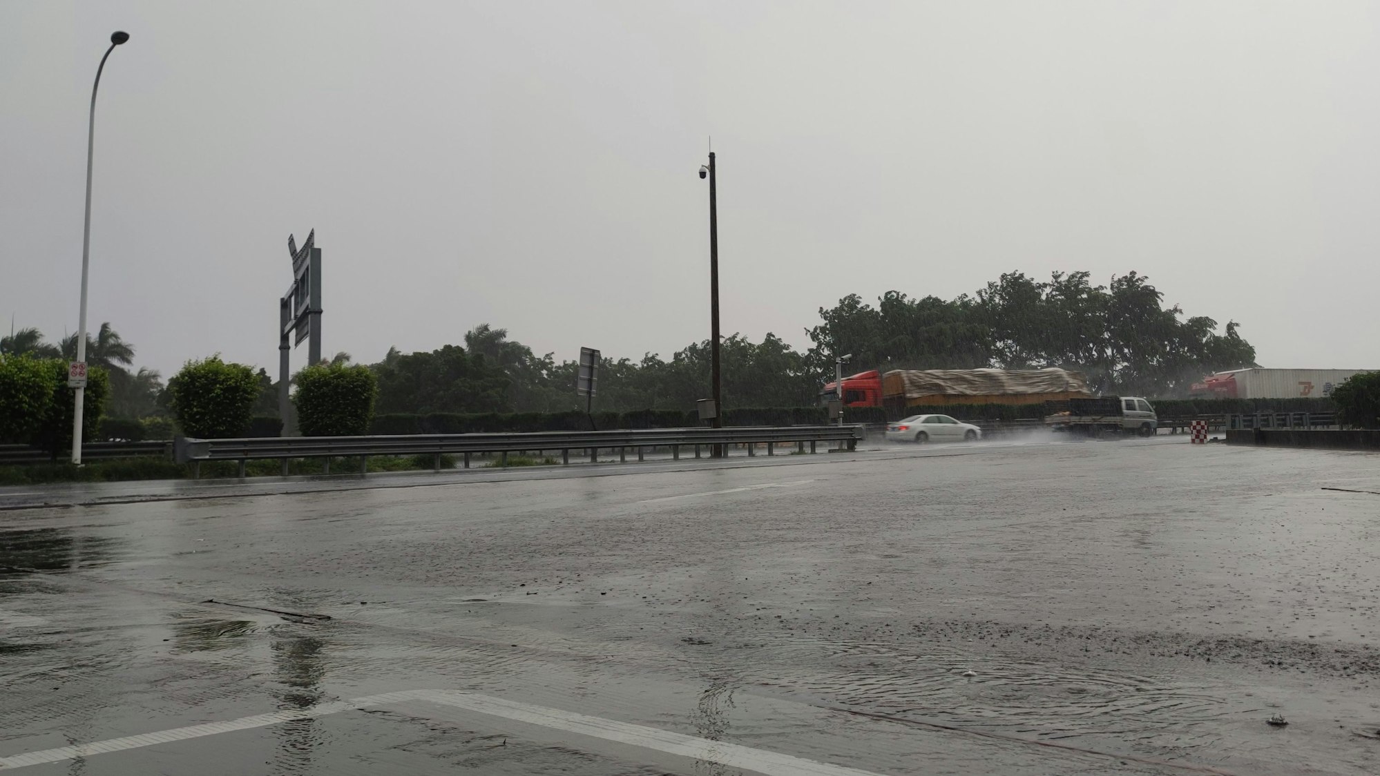04.09.2023, China, Zhangzhou: Das von der staatlichen chinesischen Nachrichtenagentur XINHUA zur Verfügung gestellte Handyfoto zeigt einen Abschnitt der Schnellstraße Shenyang-Haikou bei starkem Wind und Regen in Zhangzhou in der südostchinesischen Provinz Fujian. Mit kräftigen Sturmböen und Starkregen hat Taifun «Haikui» mehrere Menschen in Südchina in Lebensgefahr gebracht. Foto: Guo Qi/XinHua/dpa - ACHTUNG: Nur zur redaktionellen Verwendung und nur mit vollständiger Nennung des vorstehenden Credits +++ dpa-Bildfunk +++