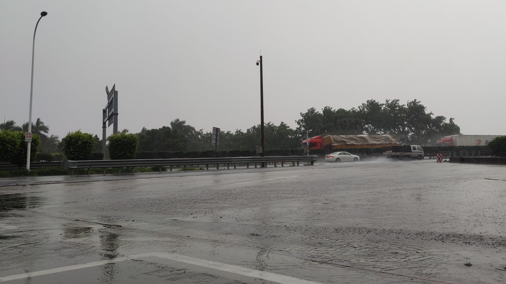 04.09.2023, China, Zhangzhou: Das von der staatlichen chinesischen Nachrichtenagentur XINHUA zur Verfügung gestellte Handyfoto zeigt einen Abschnitt der Schnellstraße Shenyang-Haikou bei starkem Wind und Regen in Zhangzhou in der südostchinesischen Provinz Fujian. Mit kräftigen Sturmböen und Starkregen hat Taifun «Haikui» mehrere Menschen in Südchina in Lebensgefahr gebracht. Foto: Guo Qi/XinHua/dpa - ACHTUNG: Nur zur redaktionellen Verwendung und nur mit vollständiger Nennung des vorstehenden Credits +++ dpa-Bildfunk +++