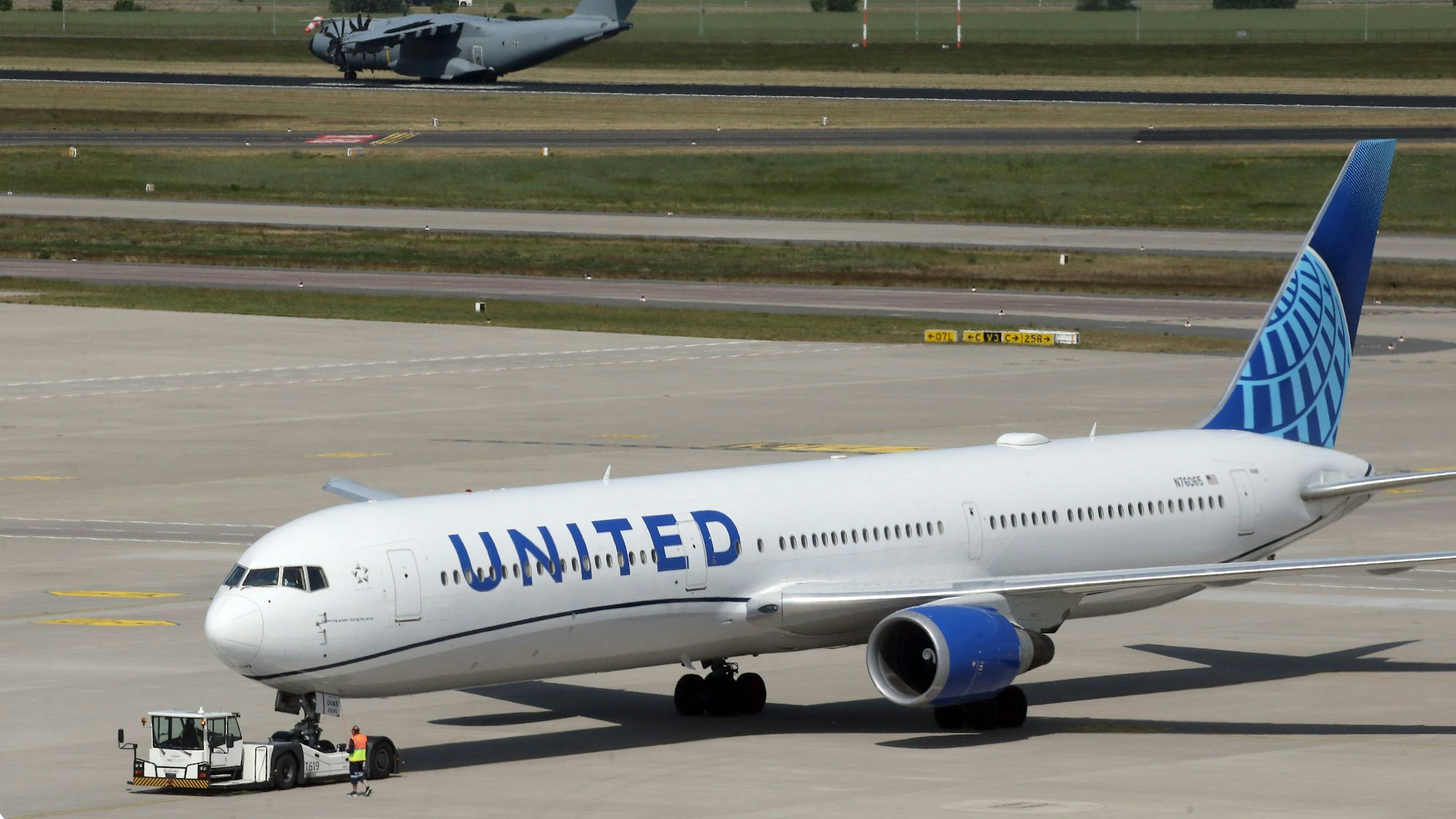 Eine Boeing 767-424 der US-Fluglinie United Airlines. United Airlines hat am Dienstagabend (5. September) mitgeteilt, alle Starts wegen eines systemweiten Technikfehlers zu stoppen. (Symbolbild)
