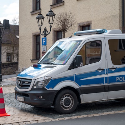 Ein Einsatzwagen der Polizei sperrt die Straße zu einem Kinder- und Jugendhilfezentrum ab. In der Einrichtung war im April 2023 eine Zehnjährige tot in einem Zimmer gefunden worden. (Archivbild)