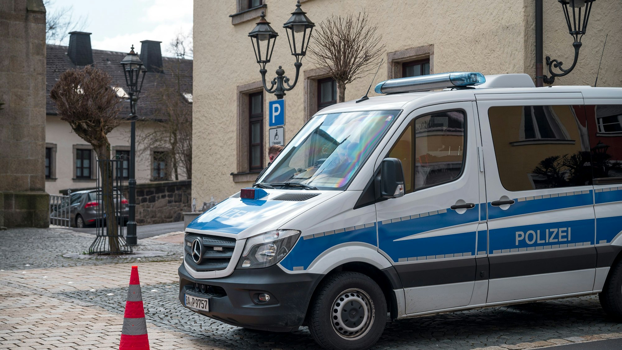 Ein Einsatzwagen der Polizei sperrt die Straße zu einem Kinder- und Jugendhilfezentrum ab. In der Einrichtung war im April 2023 eine Zehnjährige tot in einem Zimmer gefunden worden. (Archivbild)