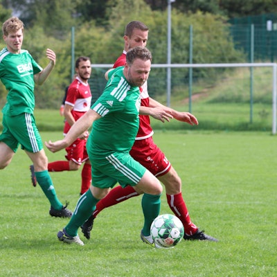Zwei Fußballspieler im Kampf um den Ball.