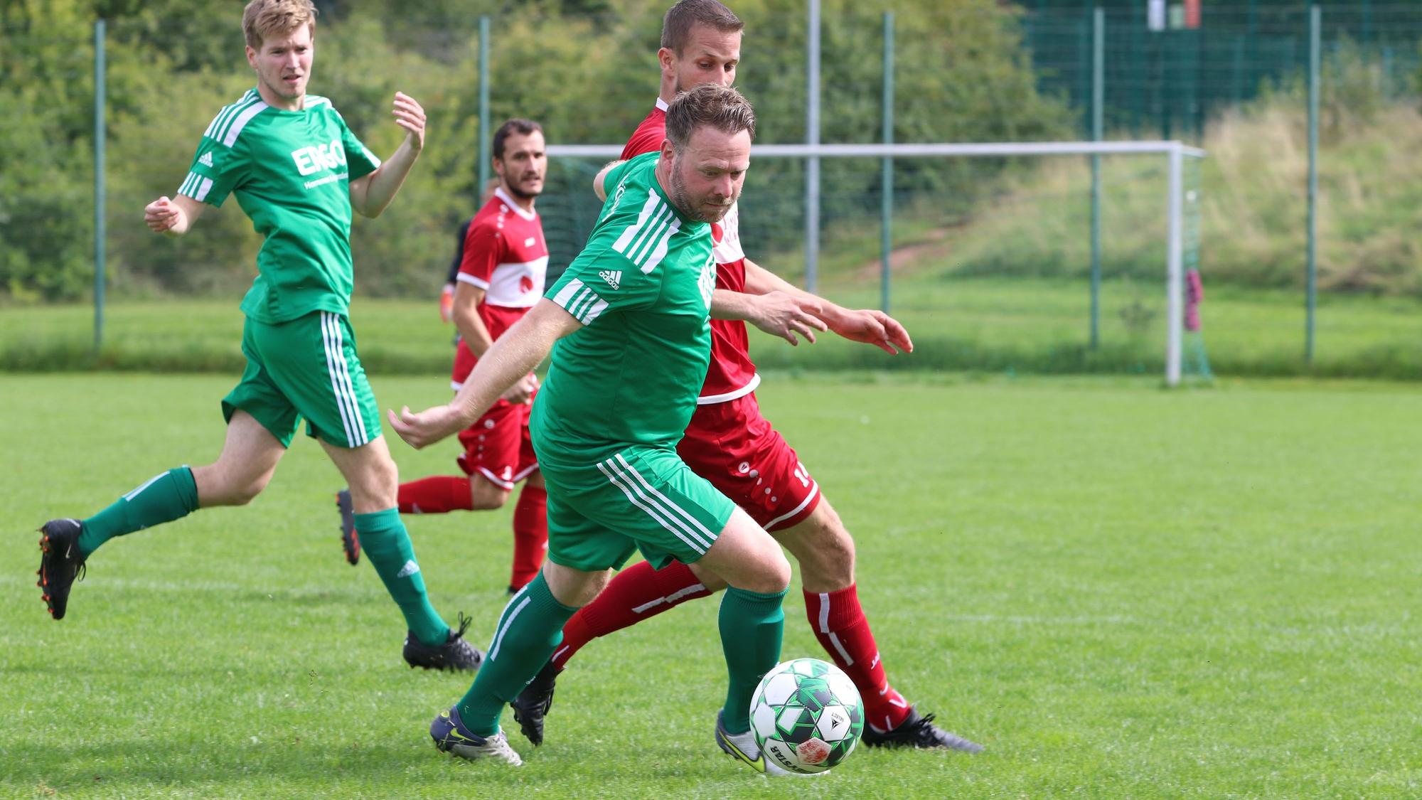 Zwei Fußballspieler im Kampf um den Ball.
