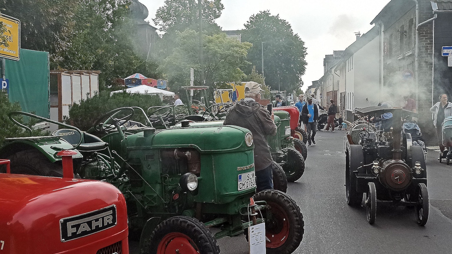 Rund 40 Oldtimer-Fahrzeuge waren beim Treff der Traktorfreunde Hersel auf der Rheinstraße zu bewundern.
